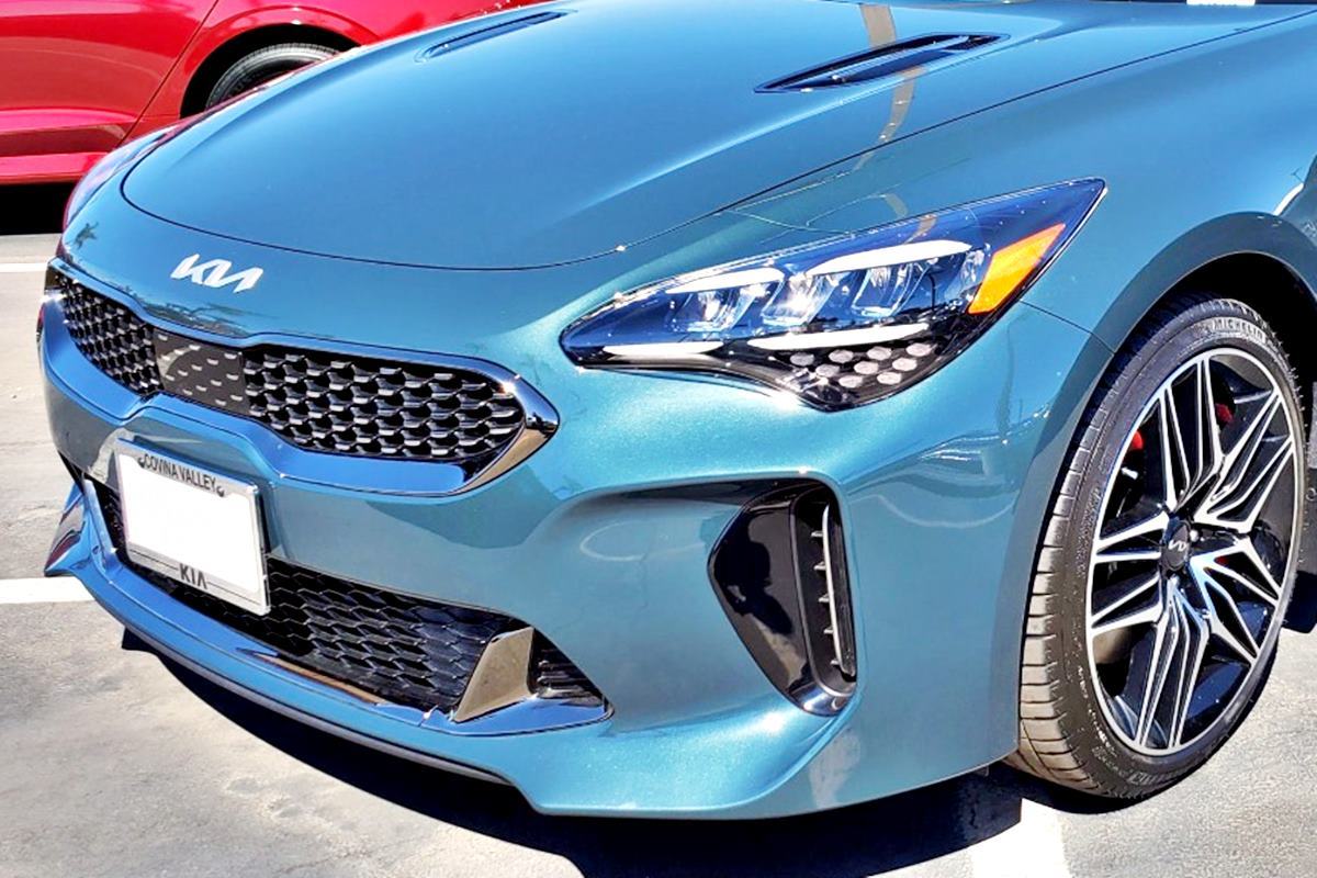 새 기아로고가 부착된 스팅어 오토스파이넷.jpg