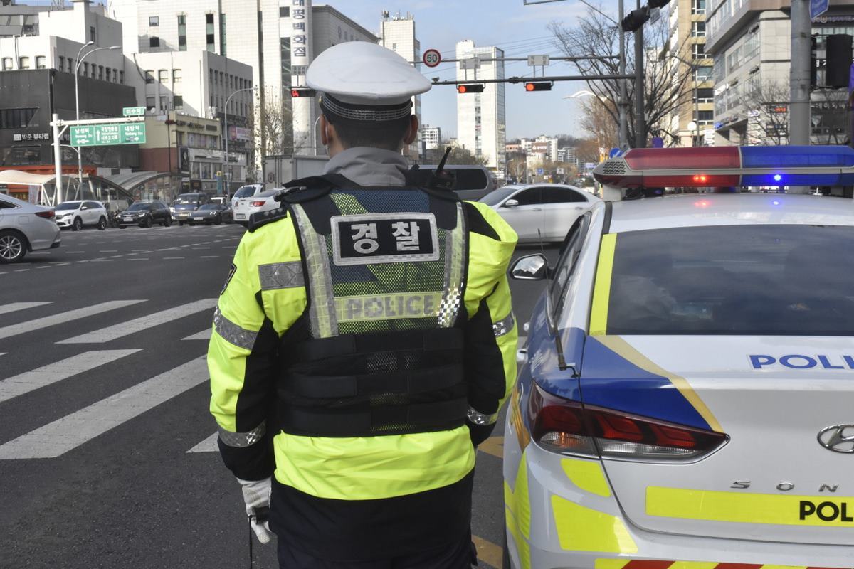 과속 단속 중인 경찰.jpg