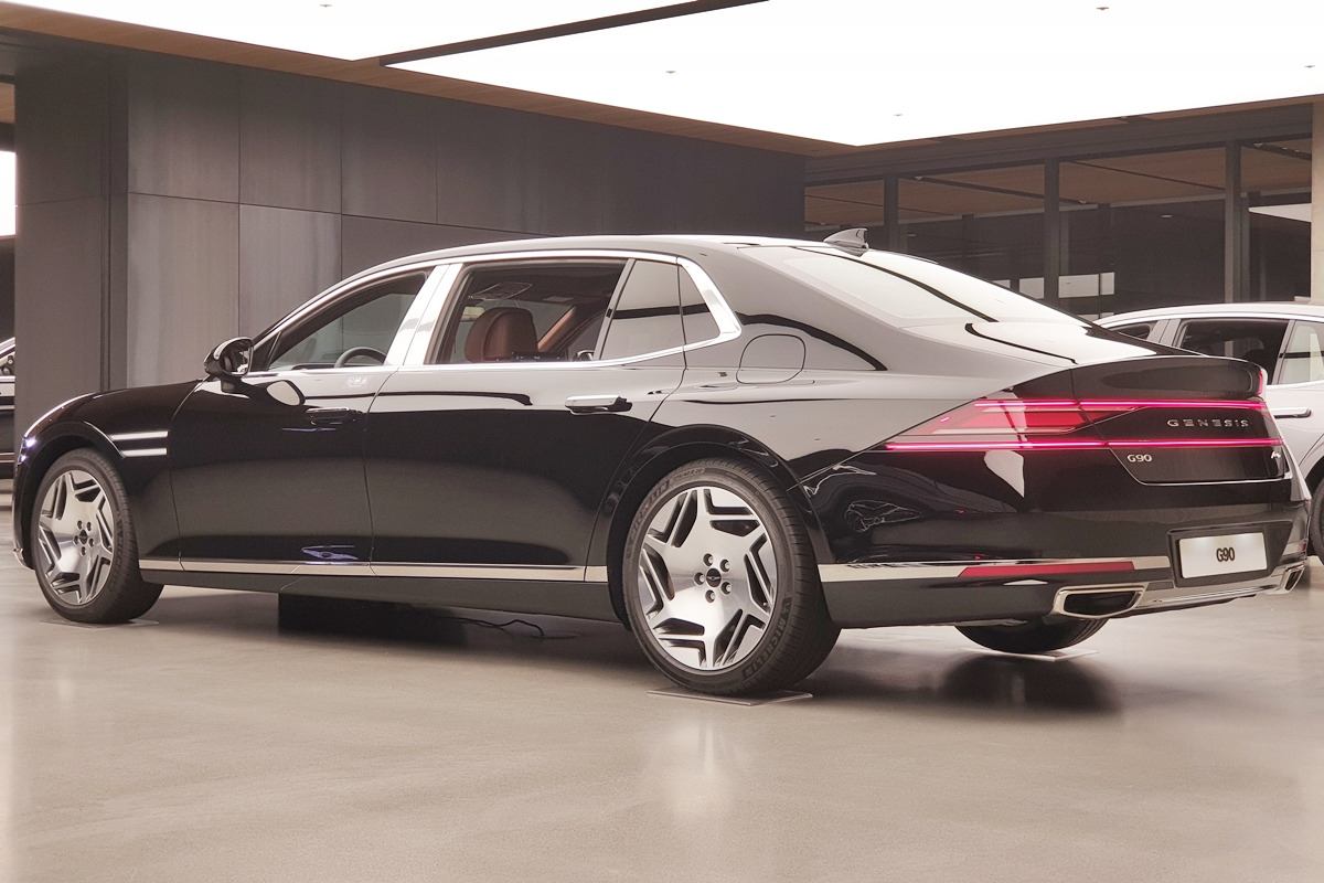 4_제네시스 G90 4세대 롱 휠베이스_Wikipedia.jpg