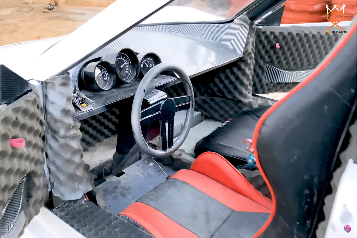 5_포르쉐 918 레플리카 인테리어_유튜브 채널 'King OF Crafts'.jpg