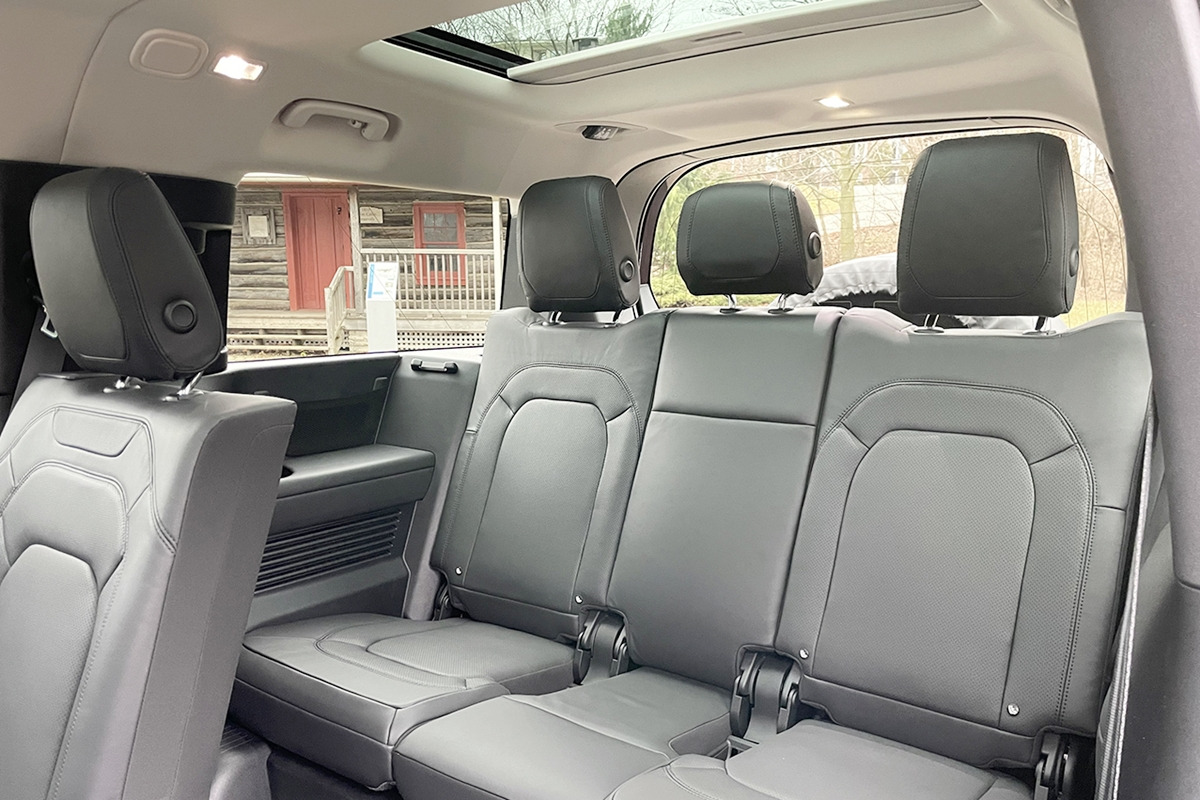 1_랜드로버 디펜더 130 3열 시트_Auto Guide.jpg