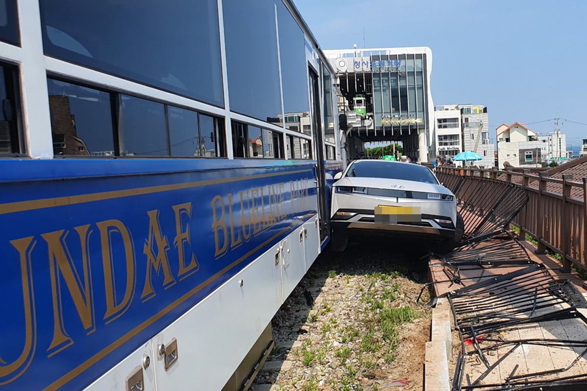 기차와 충돌한 아이오닉 택시.jpg