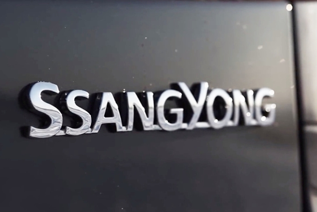 SsangYong_logo_on_the_car.jpg