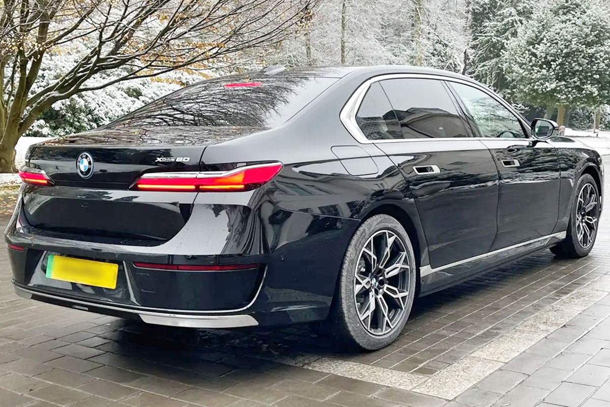 3_BMW i7 xDrive60_iChauffeur.jpg