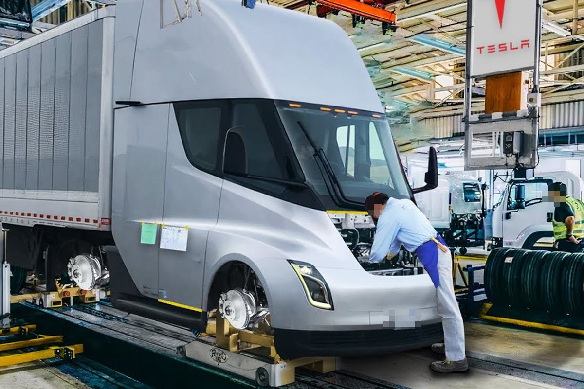 정비 중인 세미 유튜브 Future Unity.jpg