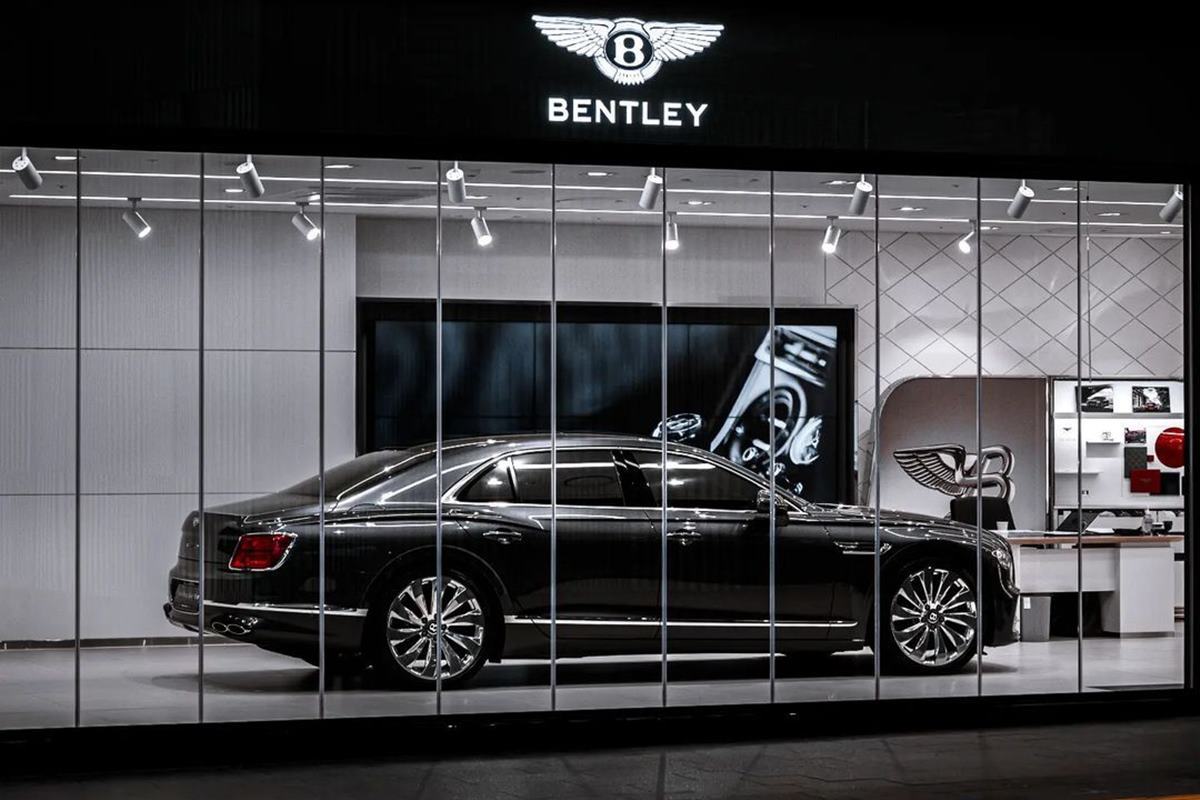 전시장의 벤틀리.jpg