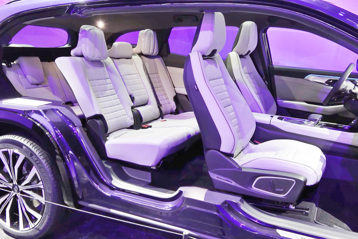 1_르노 에스파스 인테리어_유튜브 채널 'coches net'.jpg