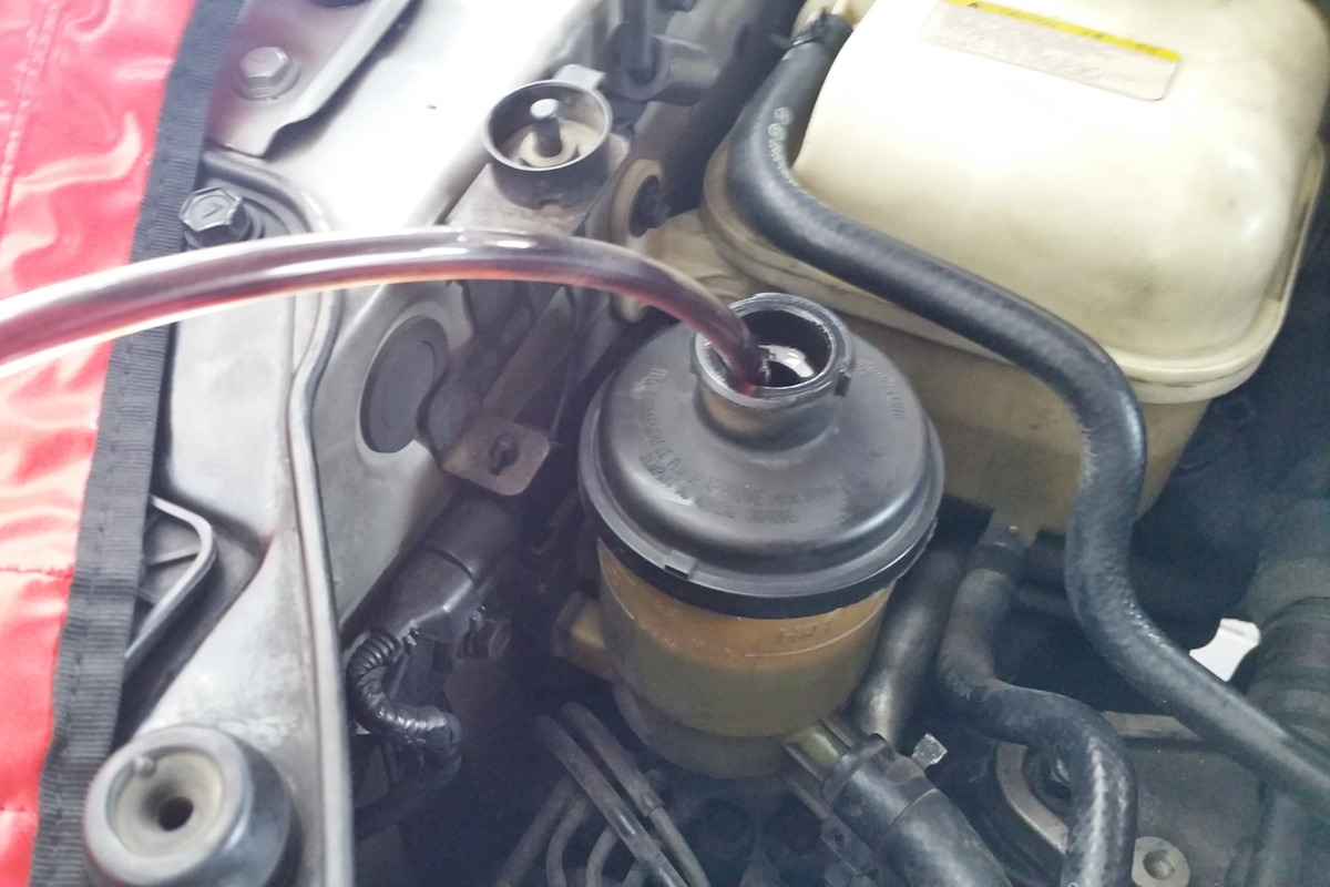 5_교환 중인 파워스티어링 오일.jpg