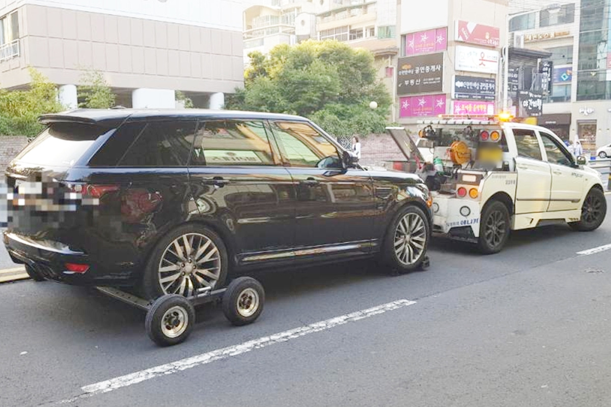 4_고장으로 견인되는 랜드로버 차량_'보배드림'.jpg