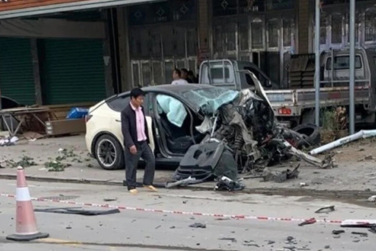 9_중국 테슬라 급발진 의심 사고_Electrek.jpg