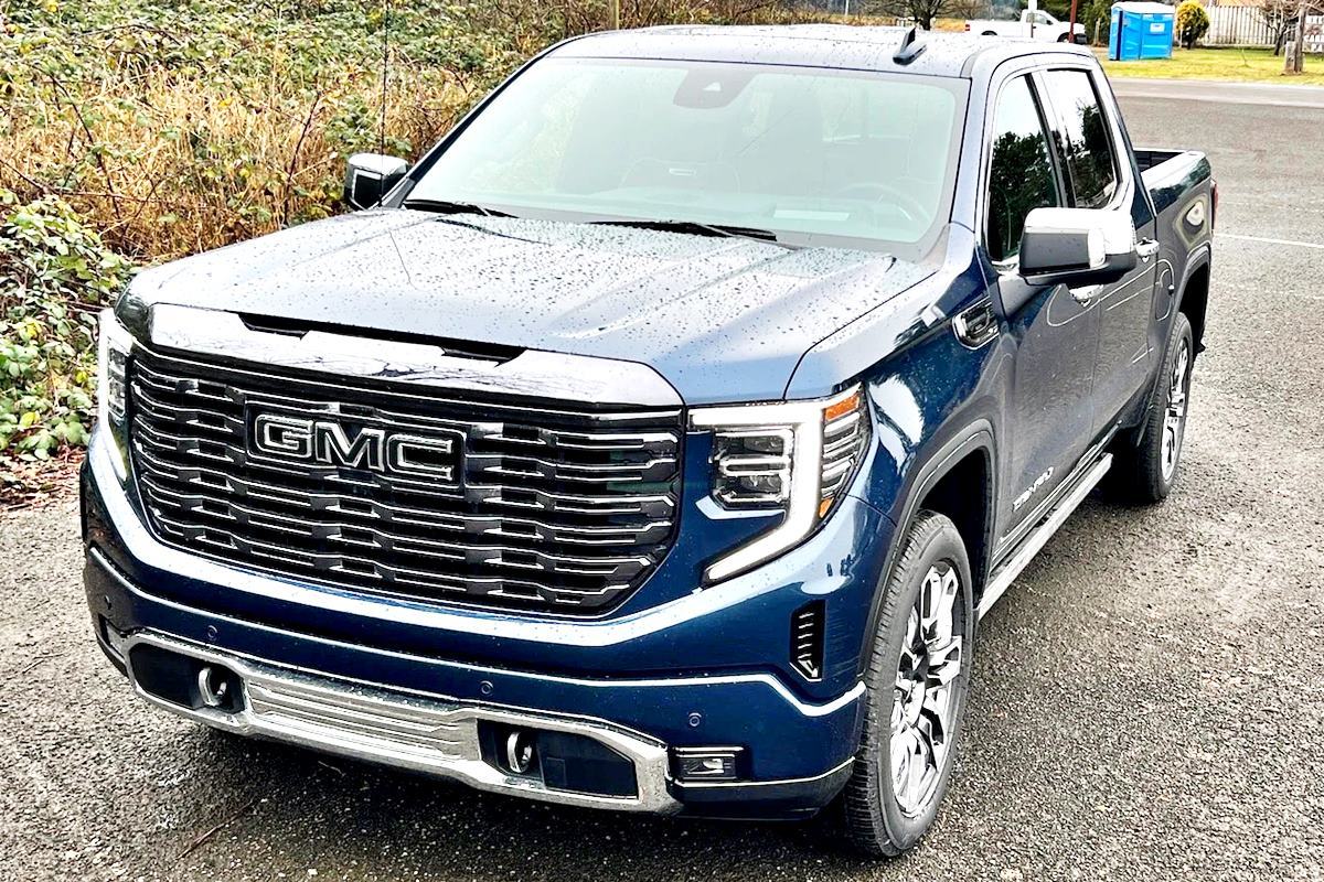 GMC 시에라 The Detroit Bureau.jpg