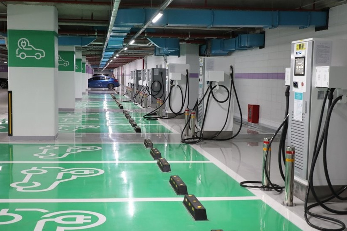 8서울 삼성동 코엑스 지하 3층 주차장에 마련된 전기차 급속충전소 연합뉴스 - 복사본.jpg