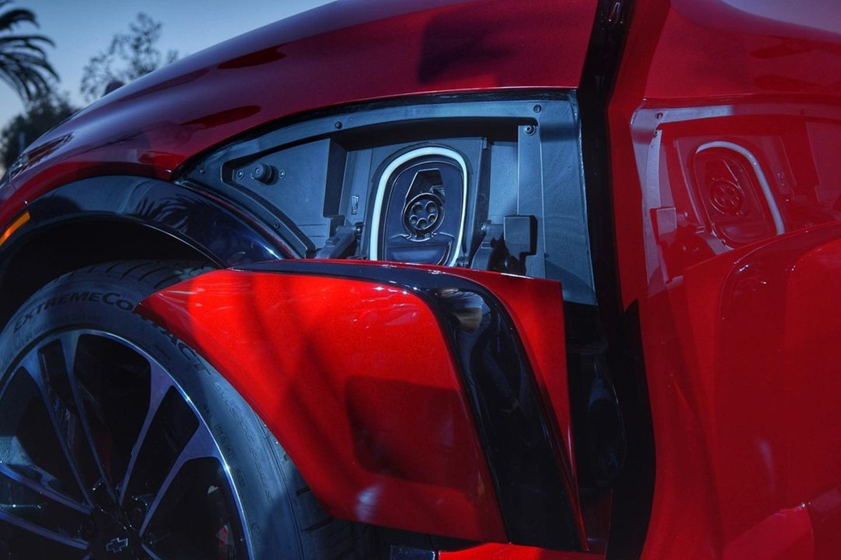 5_쉐보레 블레이저 EV 충전구_Motor 1.jpg