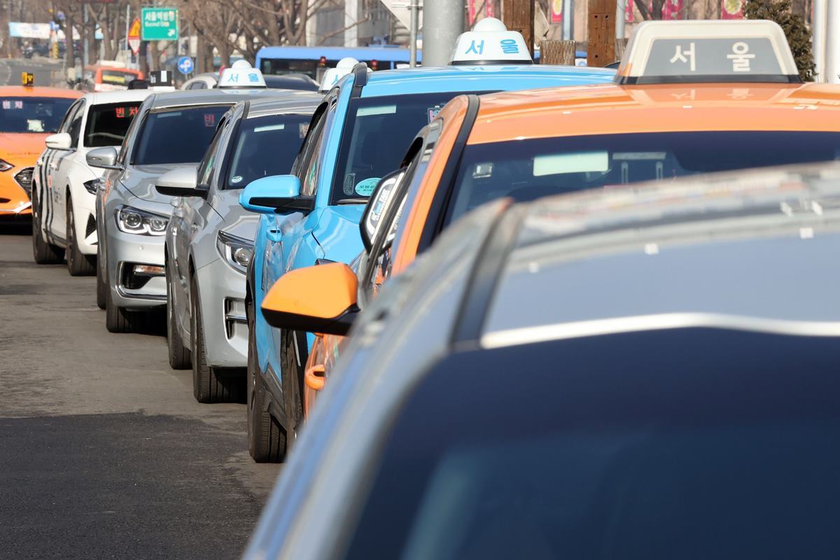 승객을 기다리는 택시들 연합뉴스.jpg