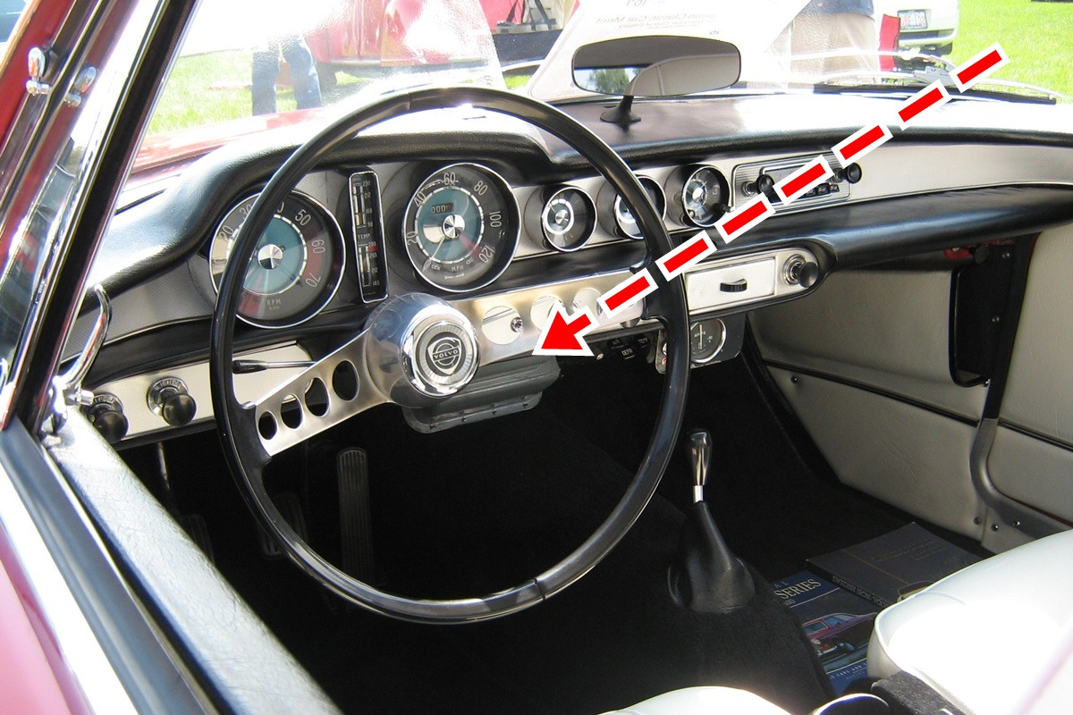 1966_Volvo_P1800_interior_(2721299606).jpg