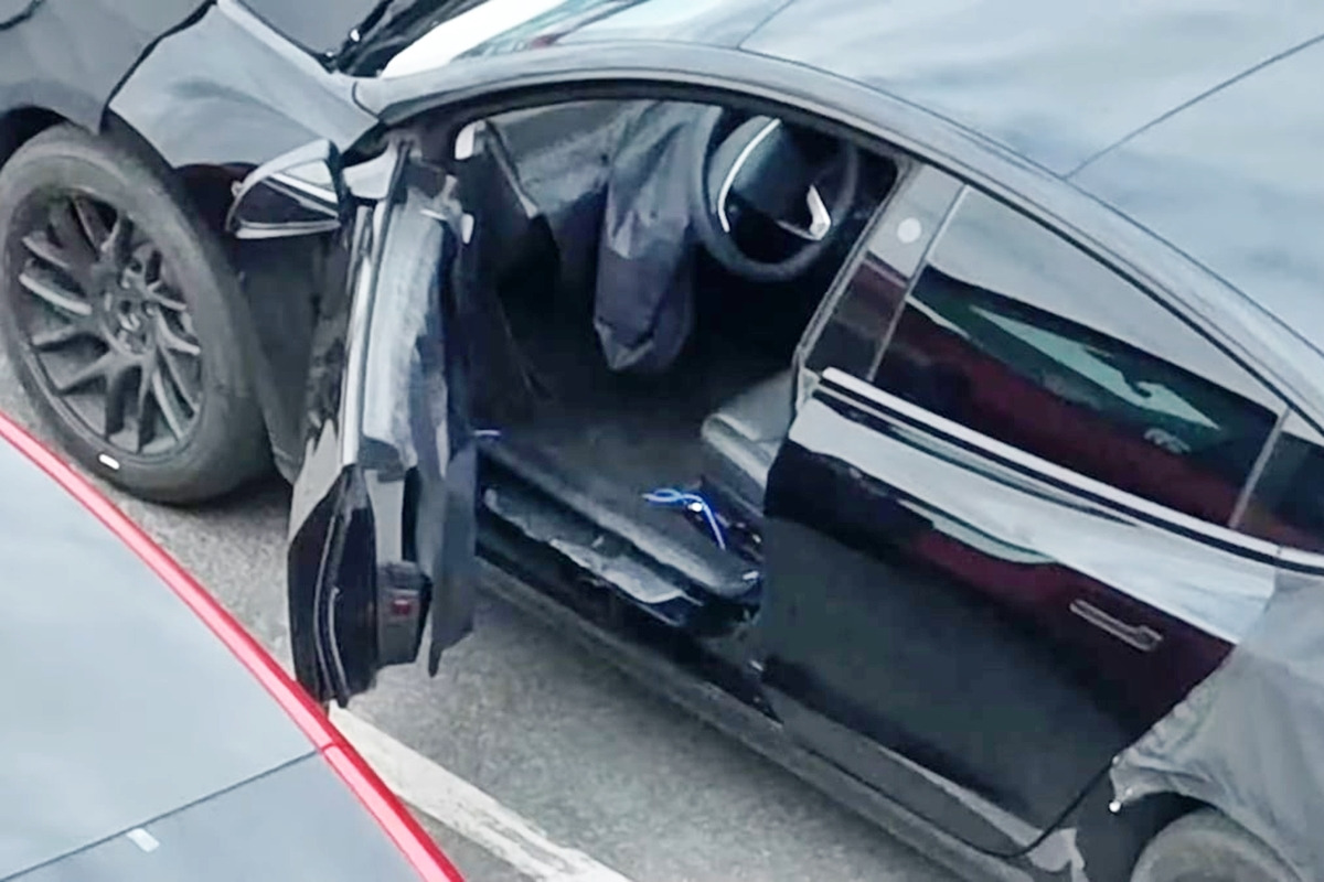 5_테슬라 모델 3 페이스리프트 인테리어 스파이샷_'Electrek'.jpg