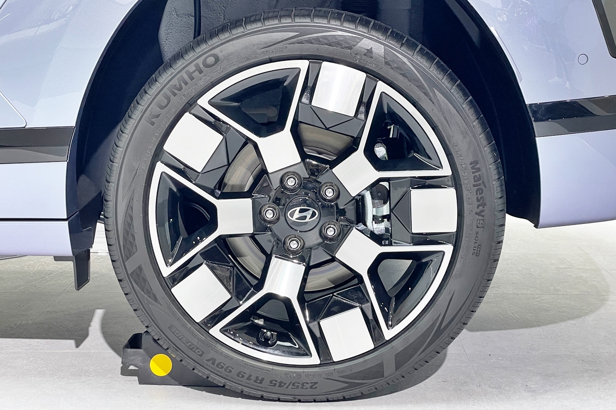 5_현대 코나 일렉트릭 19인치 휠.jpg