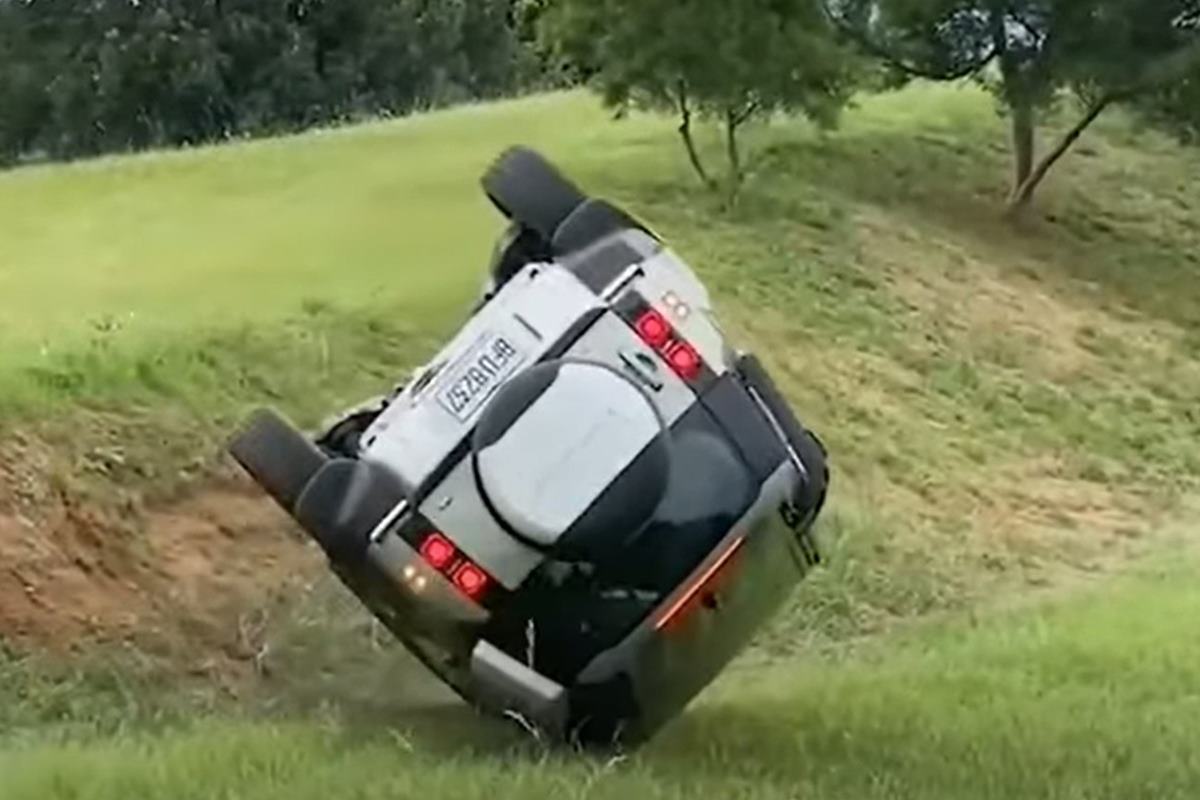 디펜더 전복 유튜브 Indian Auto Zone.jpg