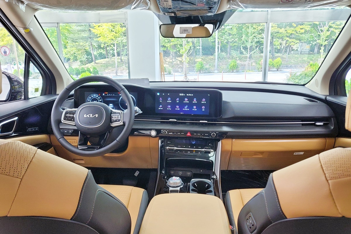 6_기아 카니발 전시차 실내_온라인 커뮤니티.jpg