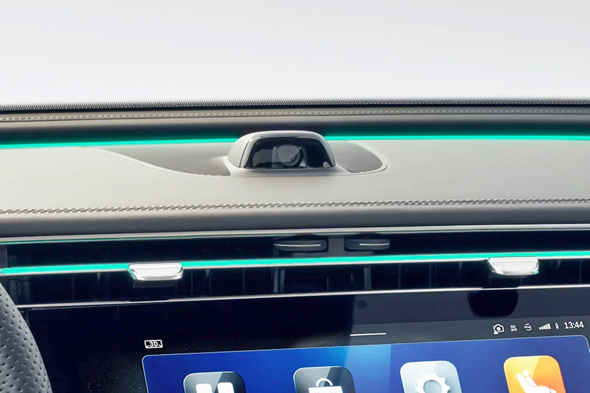 2_메르세데스-벤츠 신형 E 클래스에 탑재되는 실내 카메라 옵션_메르세데스-벤츠.jpg