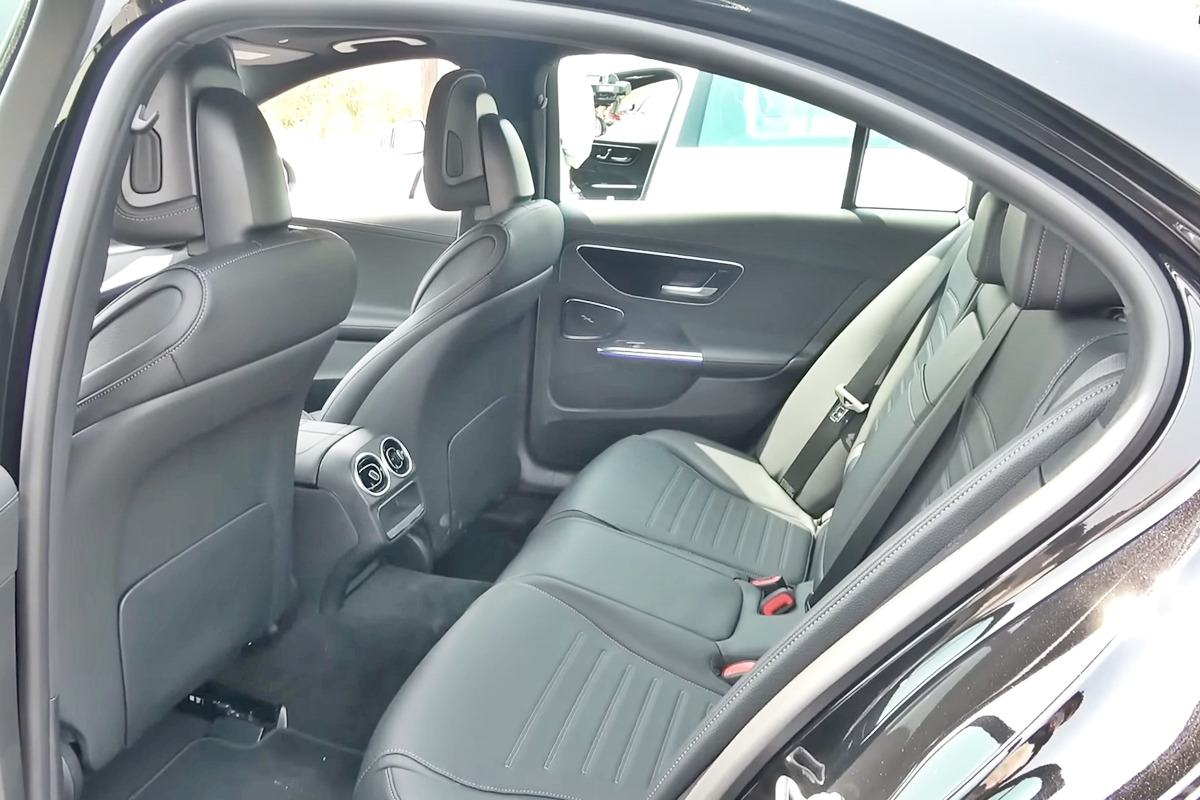 4_메르세데스-벤츠 C-클래스 2열_유튜브 채널 '한상기 오토프레스 Han Sang Ki'.jpg