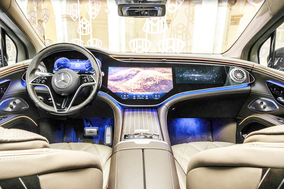 마이바흐 EQS SUV 1열.jpg