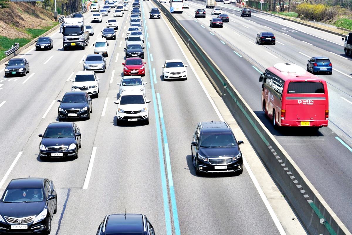 버스차선을 이용하는 차들은 단속 대상이다.jpg