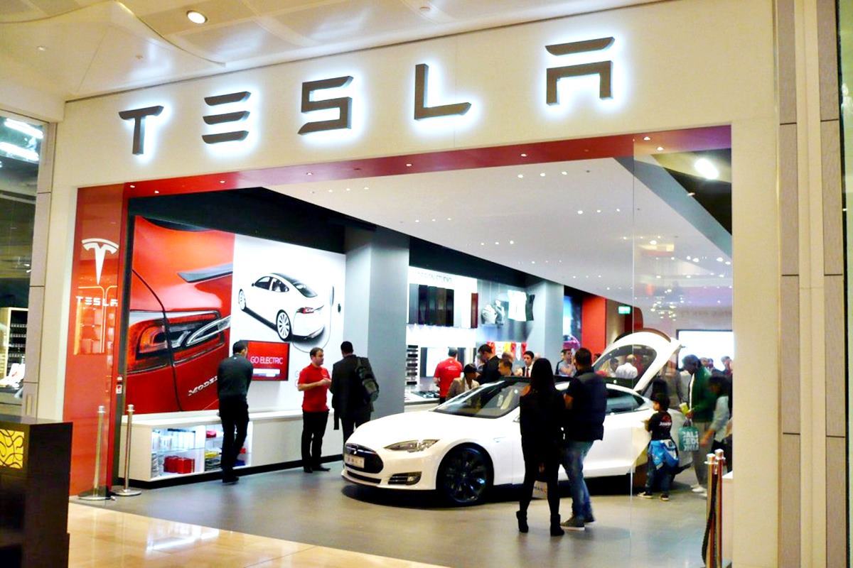 테슬라 전시장 Green Car Reports.jpg