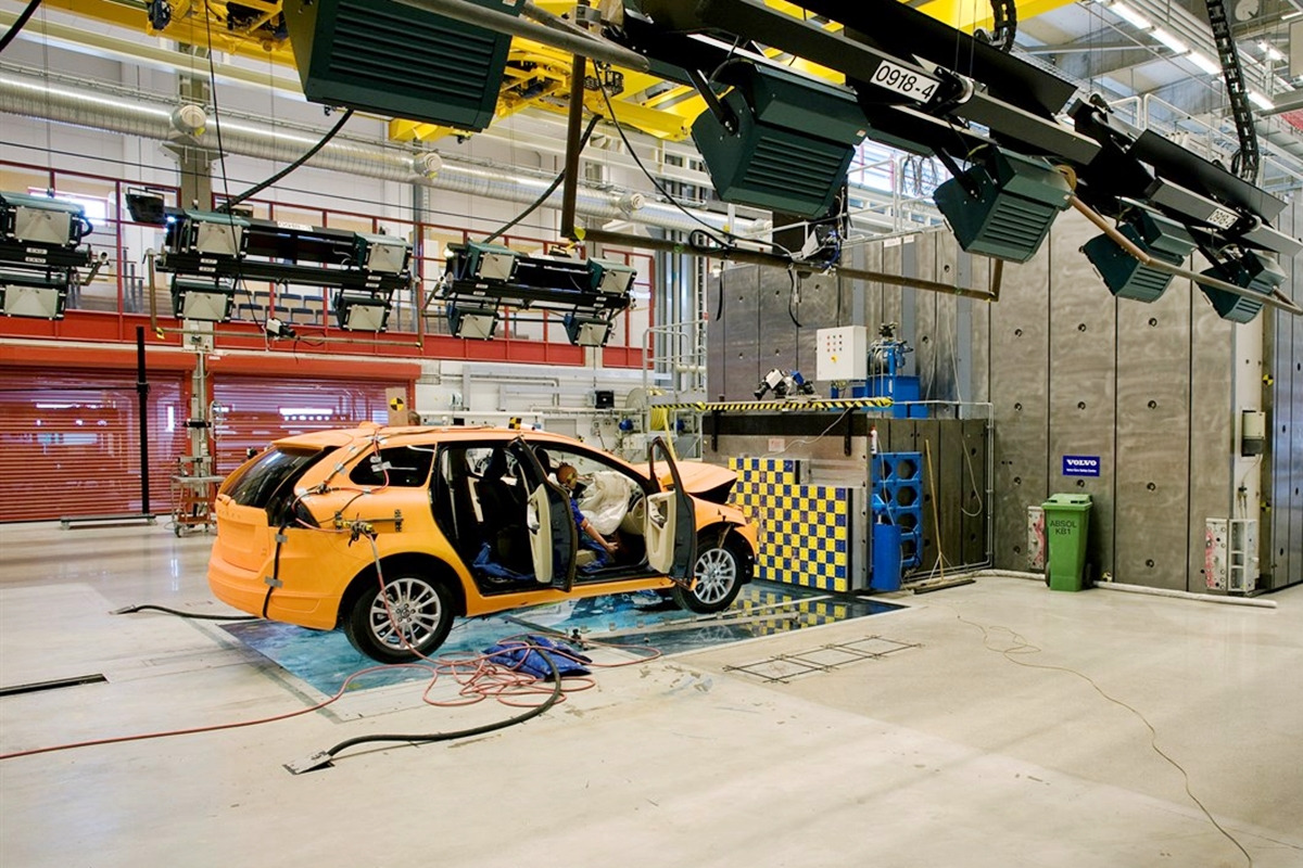 3_볼보 세이프티 센터 방호벽.jpg