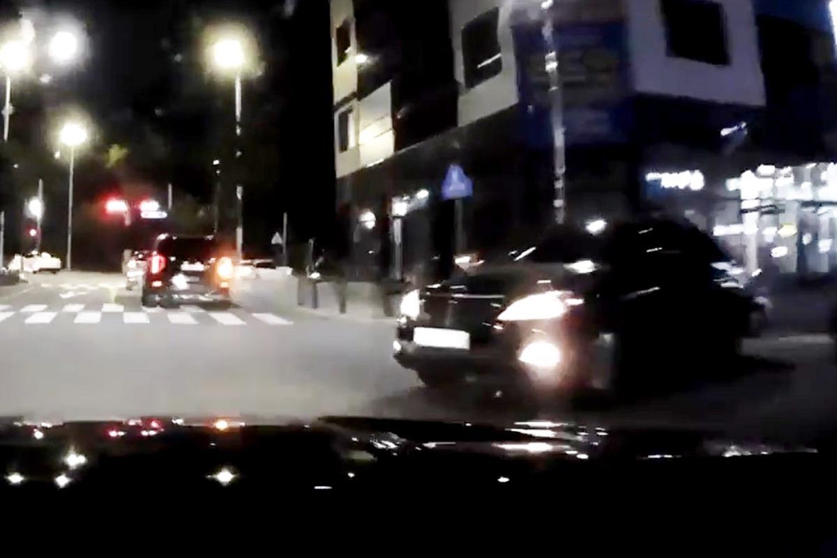 스팅어와 충돌 직전인 제네시스.jpg