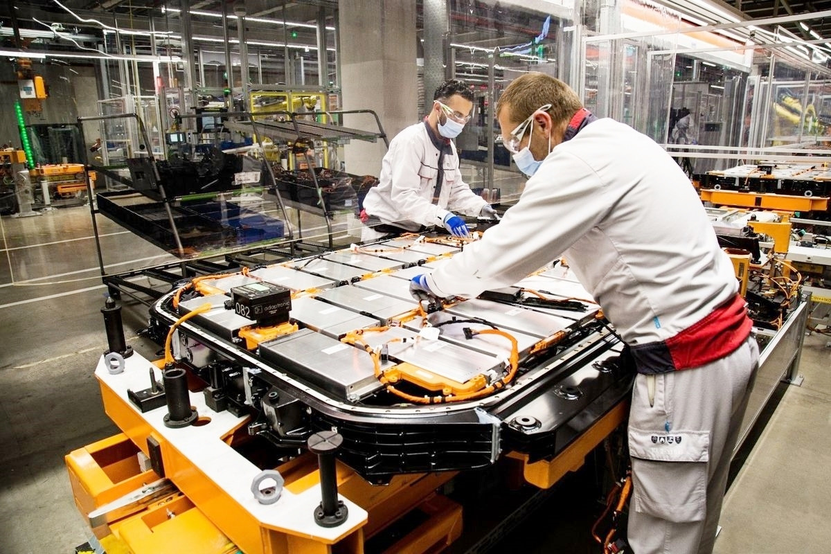 5_생산 중인 배터리팩_Bloomberg.jpg