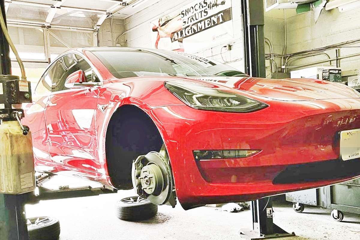 6_정비소에 입고된 테슬라 차량.jpg