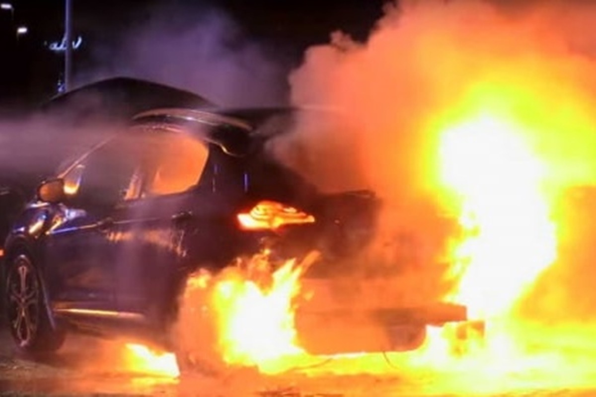 9 독일에서 화재가 발생한 쉐보레 볼트ev 유럽 버전 한국경제 - 복사본.jpg