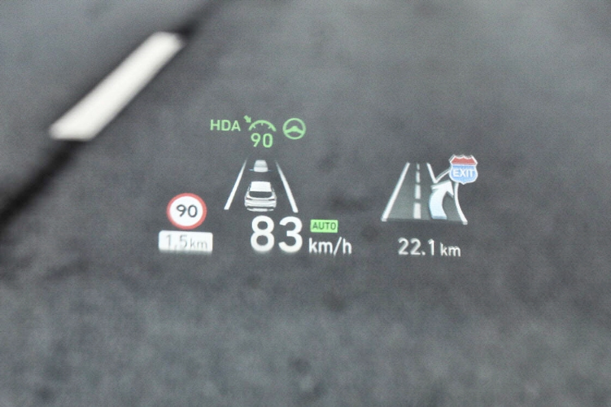 3_현대 싼타페에 적용된 윈드실드 타입 HUD.jpg