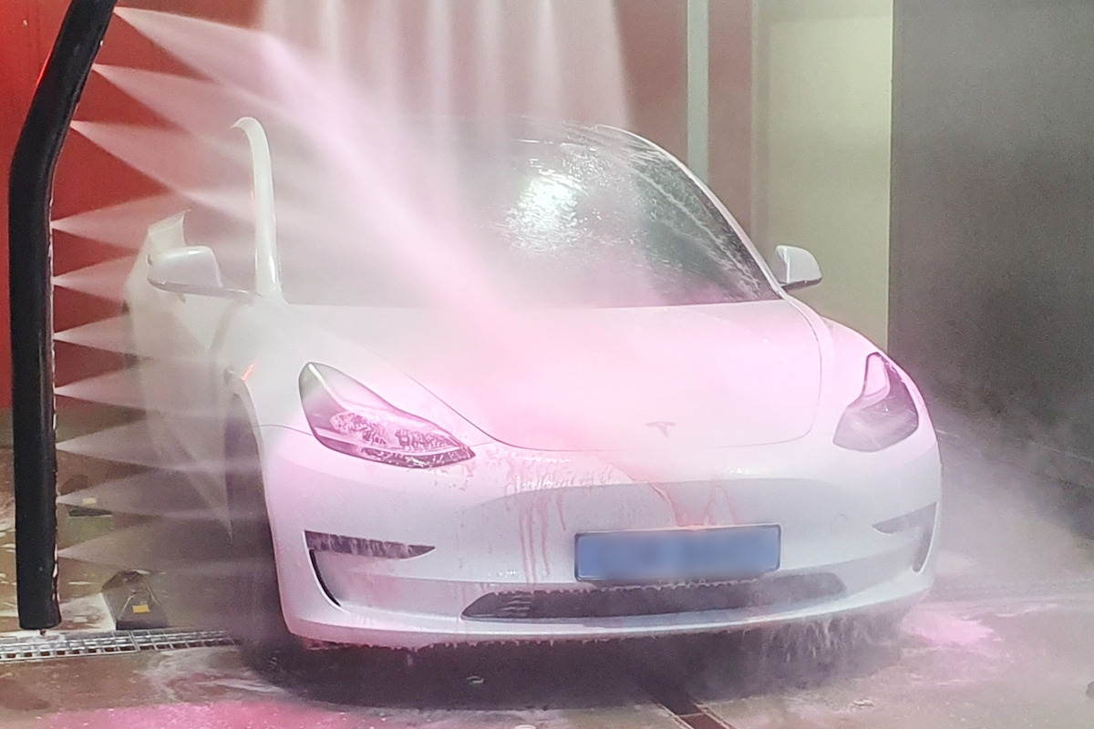 2_자동 세차 중인 테슬라 모델 3_온라인 커뮤니티.jpg