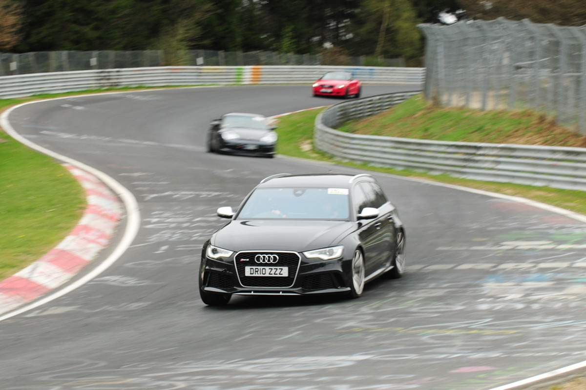 2_뉘르부르크링 서킷을 달리는 일반 차량_'Circuit Days'.jpg