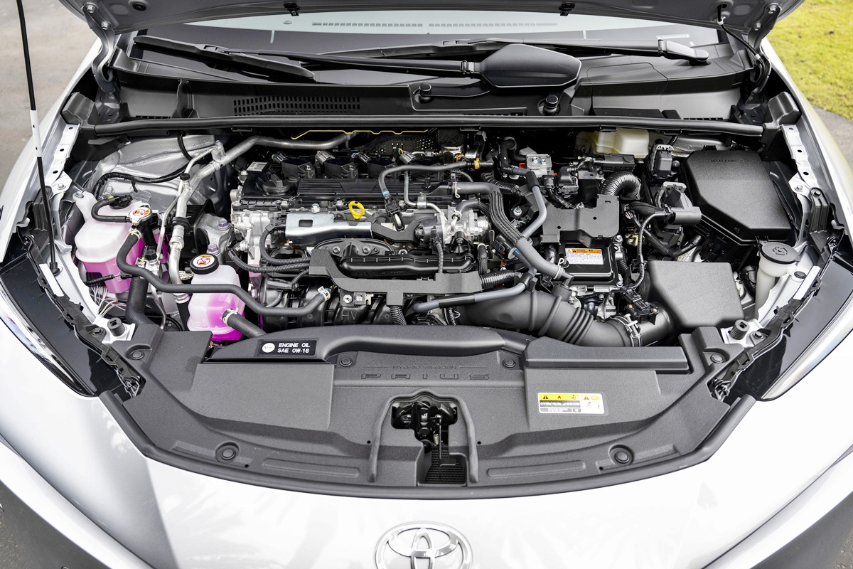 2_토요타 프리우스 엔진룸_'Car and Driver'.jpg