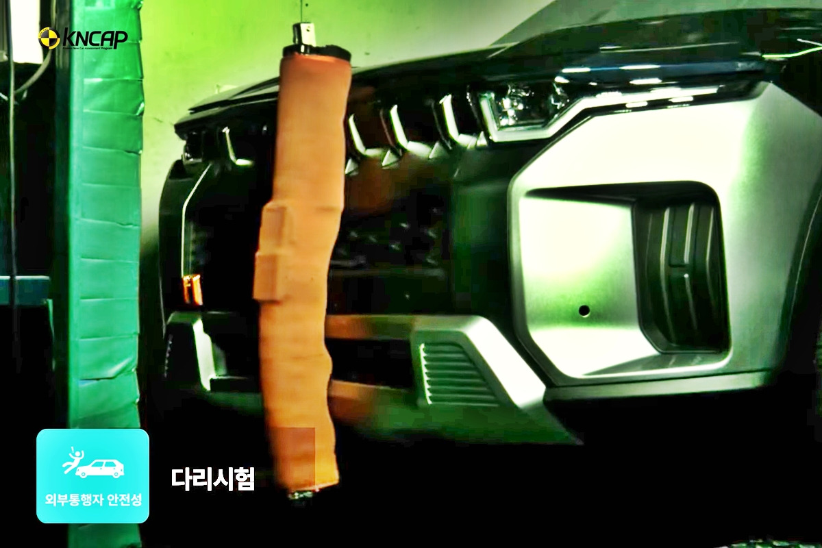 5_쌍용 토레스 보행자 다리 충돌 시험_유튜브 'koreancap'.jpg