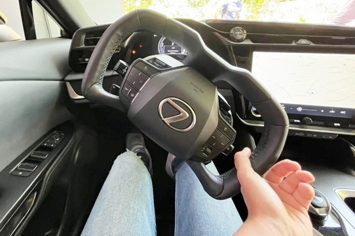 3_렉서스 RZ 450e 요크 스티어링 휠.jpg