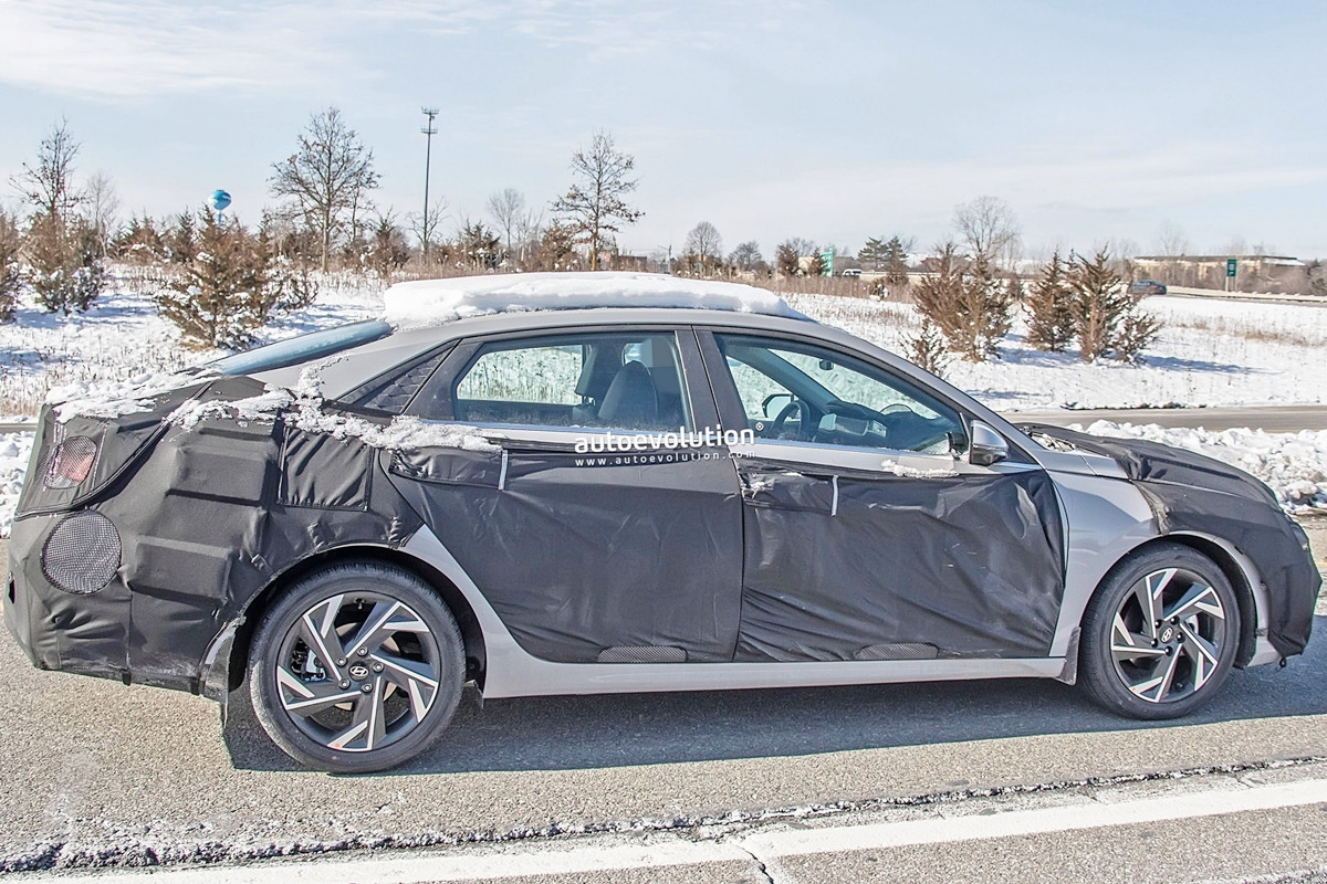 2_현대 아반떼 페이스리프트 스파이샷_Autoevolution.jpg