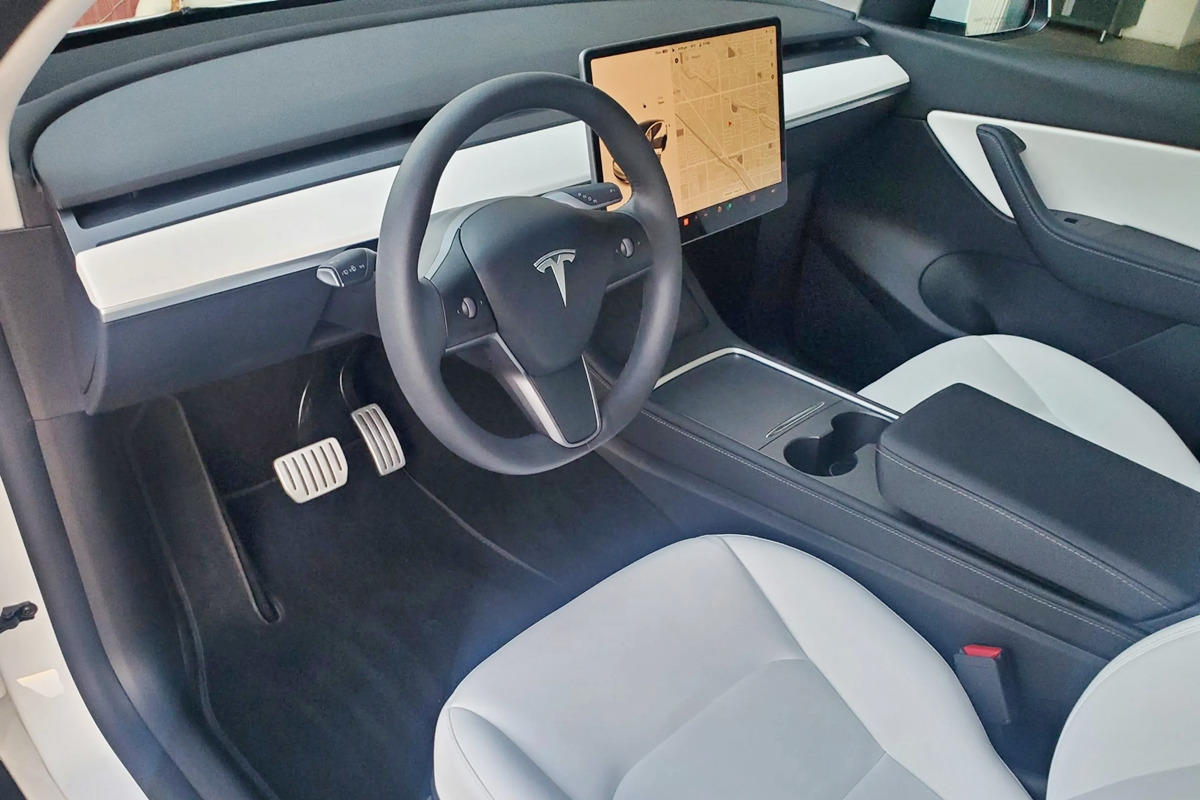 4_테슬라 모델 Y 퍼포먼스 인테리어_'American Supercars'.jpg