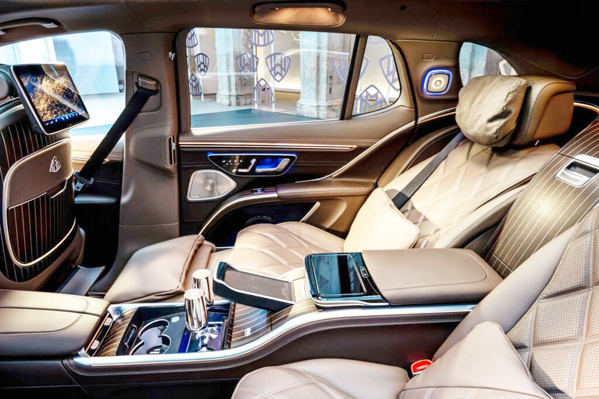 마이바흐 EQS SUV 2열.jpg