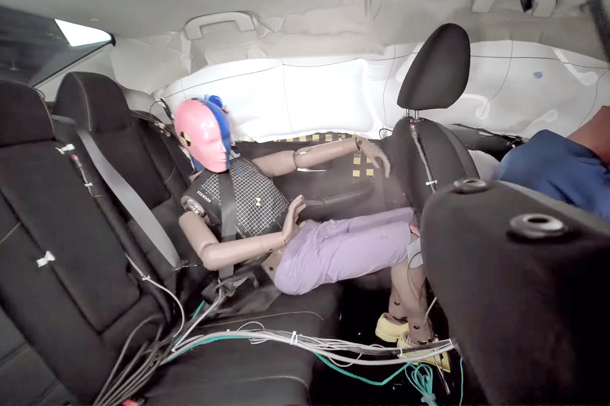 4_닛산 센트라 충돌 테스트_유튜브 채널 'IIHS'.jpg