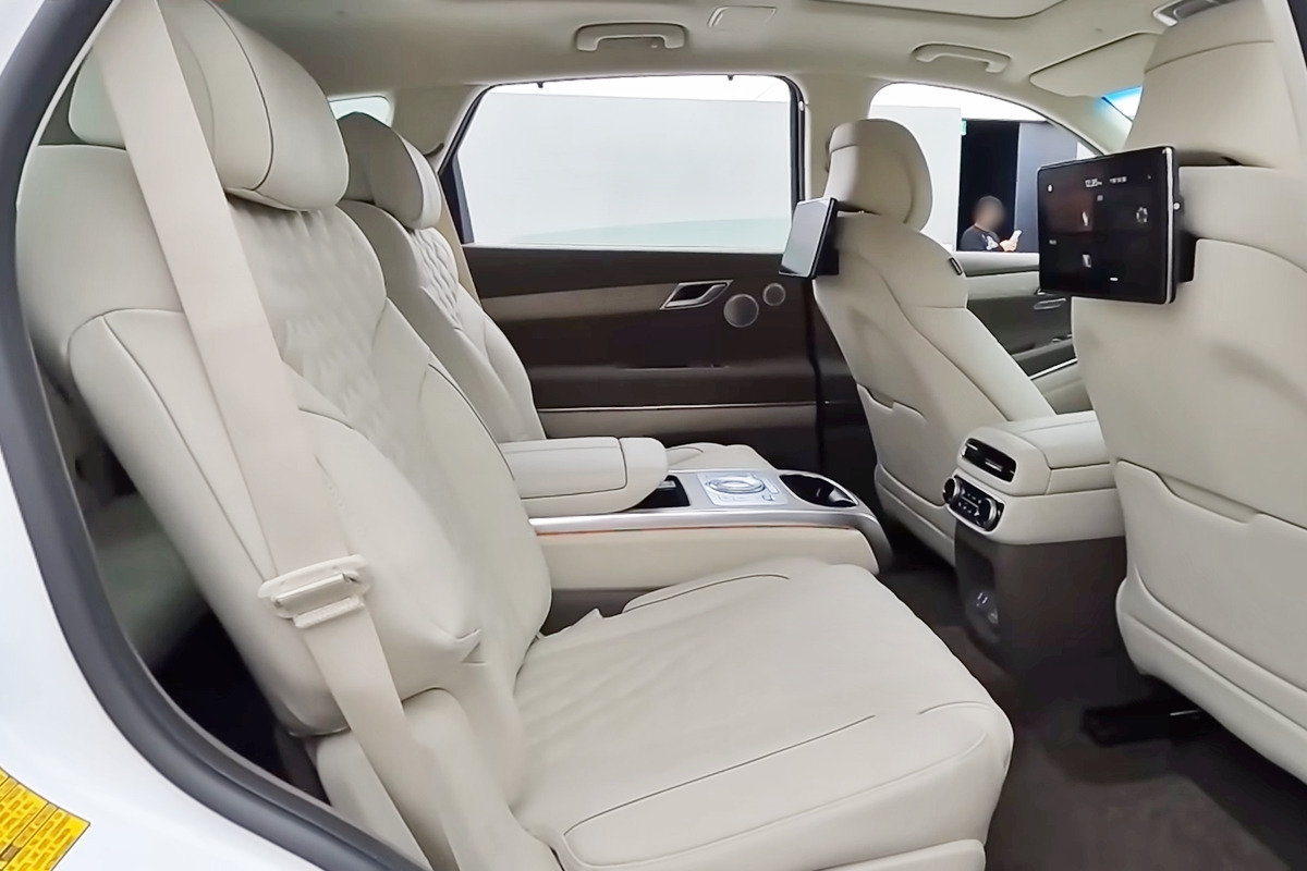 3_제네시스 GV80 6인승 2열_유튜브 채널 '오토뷰(AutoView)'.jpg