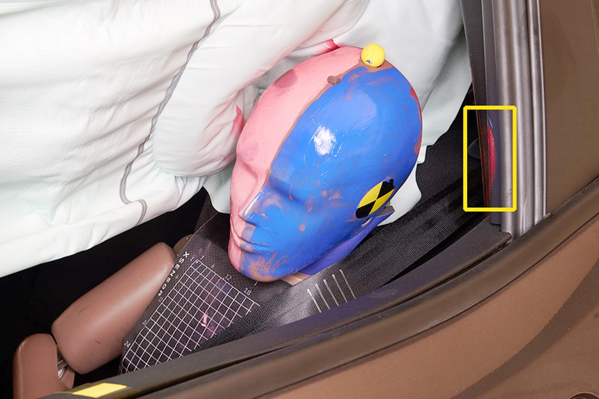 9_지프 레니게이드 2열 탑승자 C 필러 충돌 가능성_IIHS.jpg