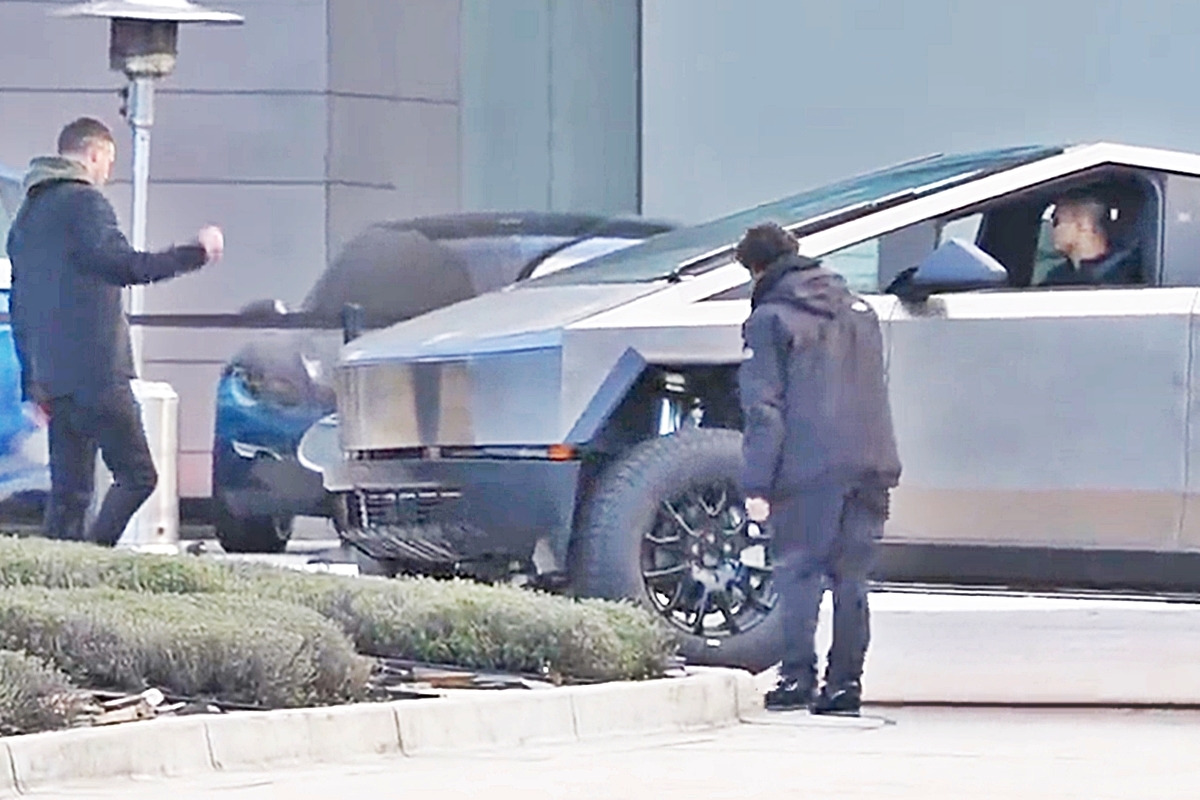 0_연석 앞 테슬라 사이버트럭_트위터 'whatsinside'_1.jpg