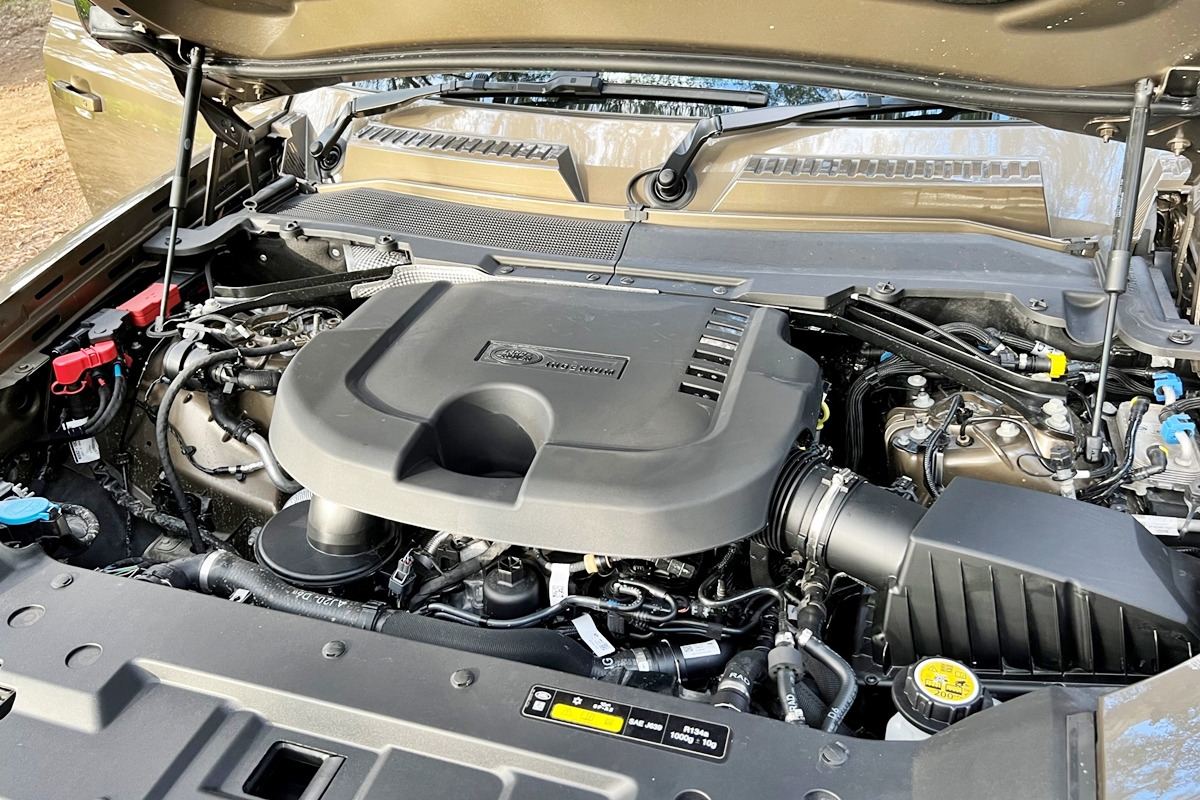 3_랜드로버 디펜더 D300 엔진룸_'OzRoamer'.jpg