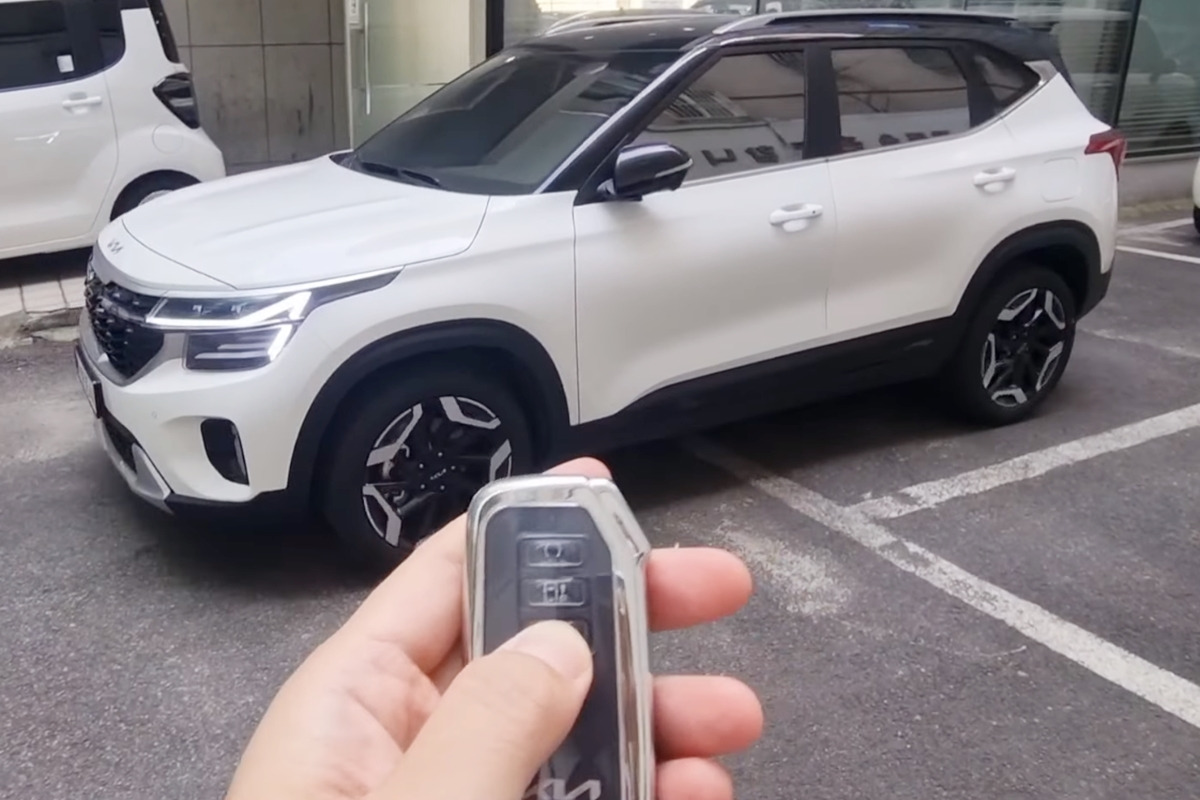 2_기아 셀토스 원격 스마트 주차 보조_유튜브 채널 '기준티비'.jpg