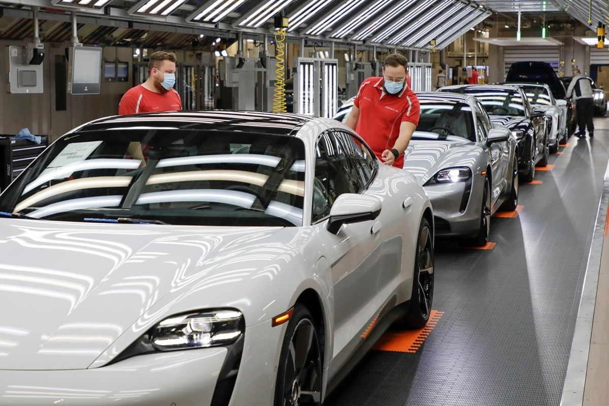 생산 중인 포르쉐 타이칸_The News Market.jpg