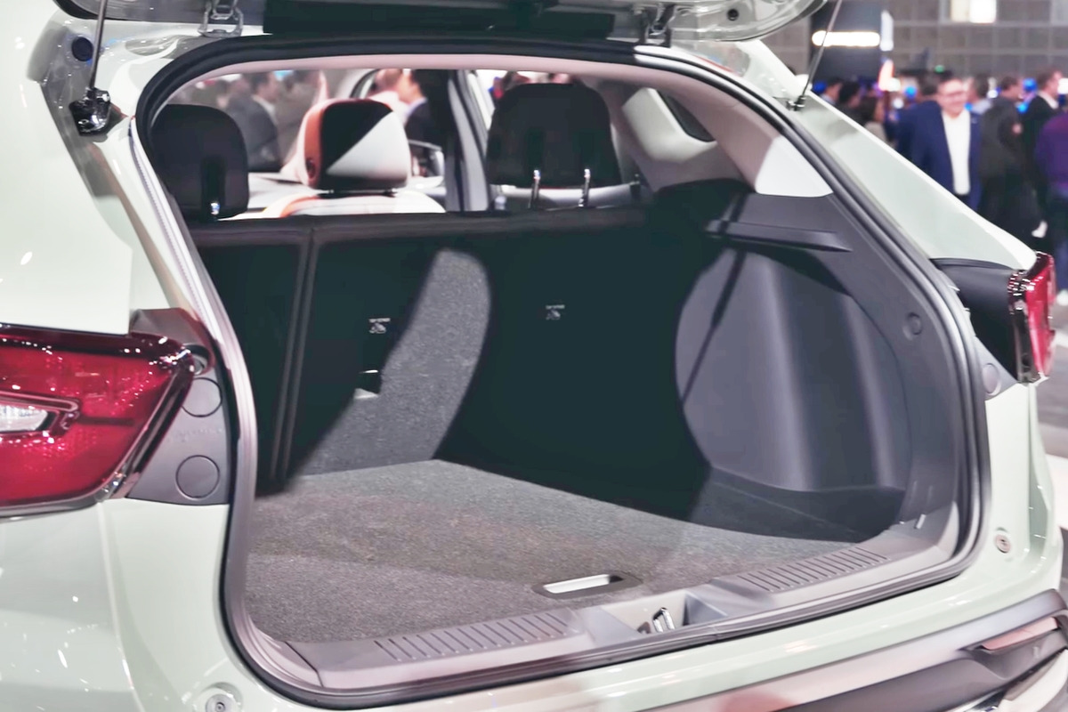 5_쉐보레 신형 트랙스 트렁크_유튜브 채널 'ACCELER8'.jpg